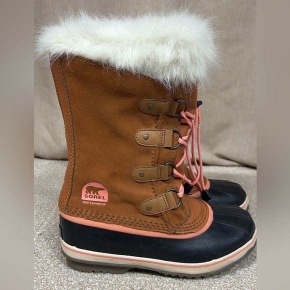 Sorel Joan of Arctic Boots in Tann with Pink Laces in Size 6 - Picture 2 of 6